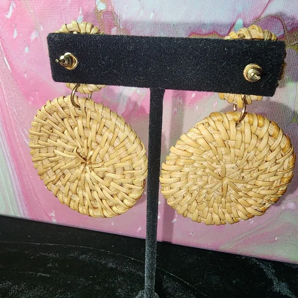 ❄️ 3/$10 WEAVE STRAW DOUBLE DISC BOHO RATTAN DANGLE EARRINGS - Picture 3 of 4